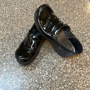 Dansko Black Patent clogs 🖤

size 9 Euro 40